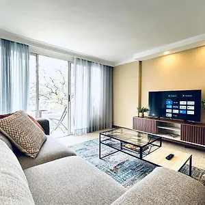 Amplio Apartamento Frente Al Centro Comercial , Medellín Colombia